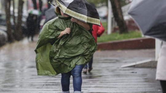 Trei zile cu ploi, lopoviță, ninsori și viscol. Avertizări cod portocaliu și cod galben în aproape toată țara