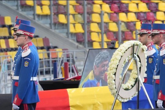 Premierul Ilie Bolojan i-a adus un ultim omagiu lui Mircea Lucescu, la Arena Națională