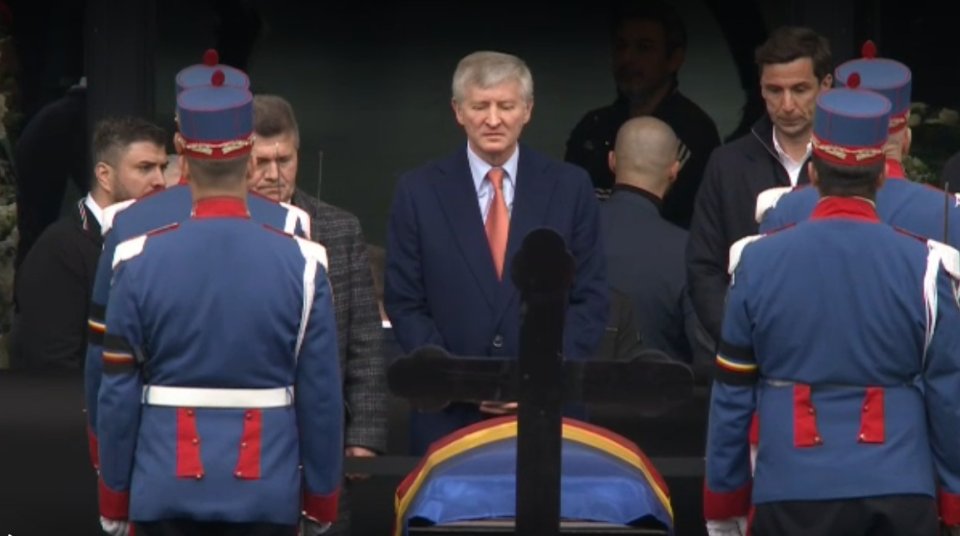 Rinat Ahmetov, patronul Șahtior Donețk, aduce un ultim omagiu pentru Mircea Lucescu, pe Arena Națională