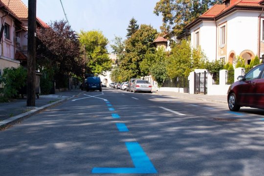 Mașinile hibride și cele ale jurnaliștilor nu mai pot fi parcate fără plată pe locurile albastre din București