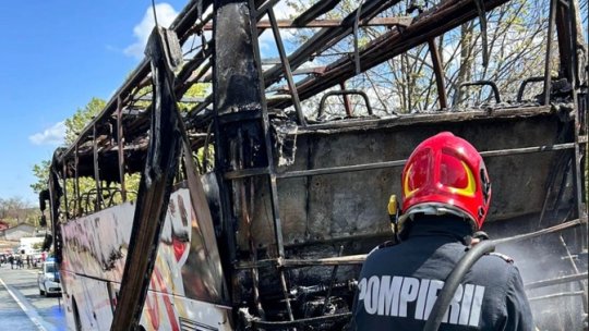 Un autocar cu 27 de pasageri a luat foc pe un drum din Tulcea