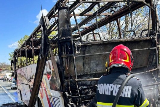 Un autocar cu 27 de pasageri a luat foc pe un drum din Tulcea