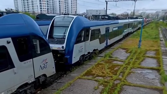 ”Culmea absurdului la CFR”: 21 de trenuri noi stau nefolosite, în timp ce călătorii circulă cu garnituri vechi