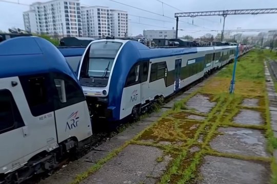”Culmea absurdului la CFR”: 21 de trenuri noi stau nefolosite, în timp ce călătorii circulă cu garnituri vechi