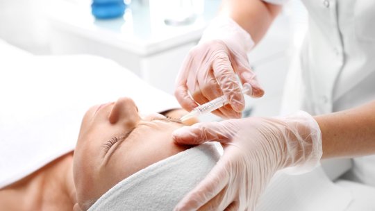 Primele măsuri după ce o femeie a murit în urma unui lifting facial. Cabinetul privat din București a fost închis și amendat