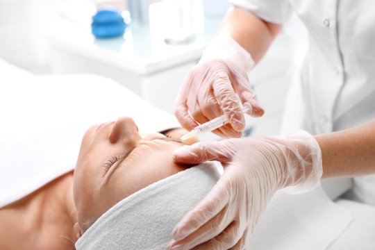 Primele măsuri după ce o femeie a murit în urma unui lifting facial. Cabinetul privat din București a fost închis și amendat