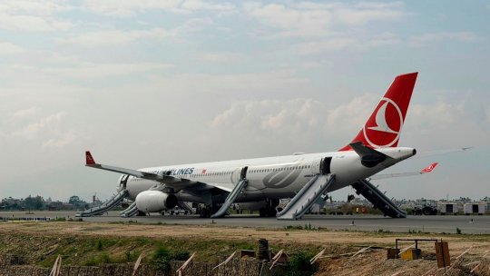Un avion în care se aflau aproape 300 de oameni a aterizat cu flăcări și fum pe aeroportul din capitala Nepalului