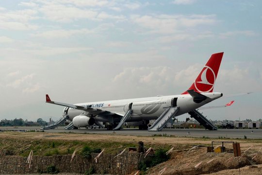 Un avion în care se aflau aproape 300 de oameni a aterizat cu flăcări și fum pe aeroportul din capitala Nepalului