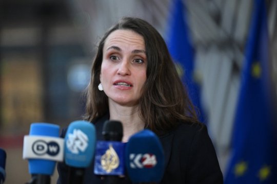 Oana Țoiu încearcă să liniștească partenerii externi după criza politică de la București. Ministrul interimar spune că România rămâne pe același drum european