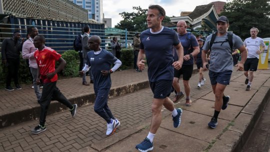 Emmanuel Macron a dat întâlnirile diplomatice pe o alergare matinală în Kenya. Președintele Franței a ieșit pe traseu alături de Eliud Kipchoge