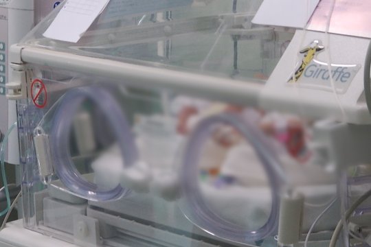 Anchetă la Maternitatea Polizu după moartea unui bebeluș prematur. Familia acuză că nou-născutul a făcut o infecție în spital