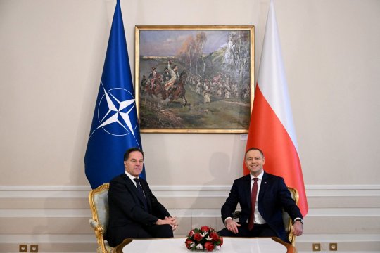 Preşedintele Poloniei şi secretarul general al NATO ajung marți la Bucureşti, pentru Summitul B9
