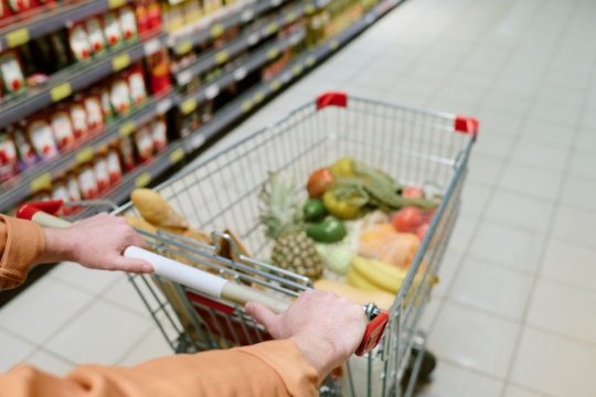 Rata inflației a depășit pragul de 10%. Curentul, chiriile și carburanții s-au scumpit cel mai mult. Prețuri mai mari la alimente de bază