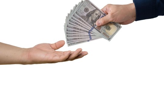 Doi inspectori de la Vama Constanța au fost reținuți pentru luare de mită. Zeci de mii de dolari și sute de mii de lei, găsiți la percheziții