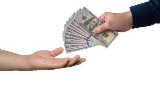 Doi inspectori de la Vama Constanța au fost reținuți pentru luare de mită. Zeci de mii de dolari și sute de mii de lei, găsiți la percheziții