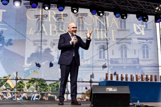 Mesajul transmis de Ilie Bolojan absolvenților de la Universitatea de Vest din Timișoara: „Nu poți realiza nimic fără efort”