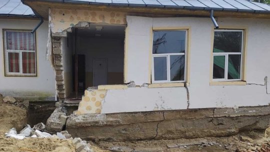 Elevi evacuați după ce un perete al unei săli de clasă s-a prăbușit, în Tulcea. Autoritățile au descoperit probleme grave la fundație
