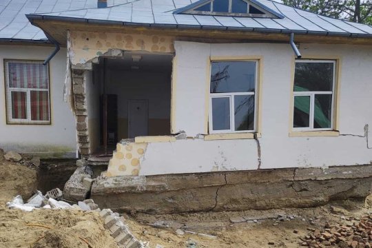 Elevi evacuați după ce un perete al unei săli de clasă s-a prăbușit, în Tulcea. Autoritățile au descoperit probleme grave la fundație