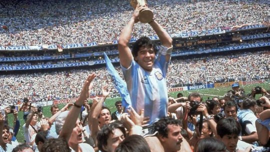 Cât valorează tricourile semnate de marile nume ale fotbalului mondial, precum Hagi și Maradona. Unele dintre ele ajung la licitație în România