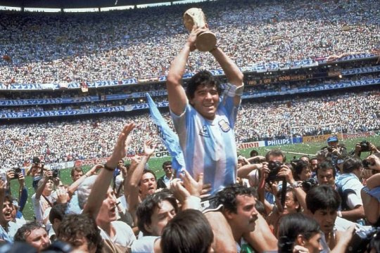 Cât valorează tricourile semnate de marile nume ale fotbalului mondial, precum Hagi și Maradona. Unele dintre ele ajung la licitație în România
