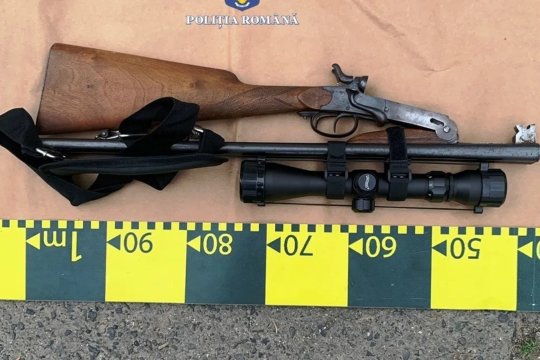 Intervenție neașteptată într-un târg din Hunedoara. Un agent aflat în afara serviciului a observat o femeie care voia să vândă o armă
