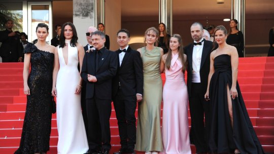 Sebastian Stan și Cristian Mungiu au fost aplaudați aproape 12 minute la Cannes. „Fjord” a avut una dintre cele mai puternice premiere ale ediției