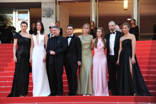 Sebastian Stan și Cristian Mungiu au fost aplaudați aproape 12 minute la Cannes. „Fjord” a avut una dintre cele mai puternice premiere ale ediției