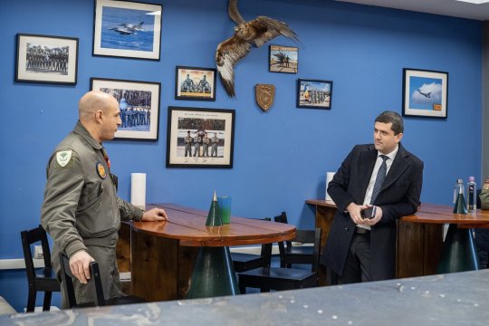 Un pilot român aflat într-o misiune NATO a doborât o dronă în Estonia. Radu Miruță propune o distincție pentru bărbatul aflat la bordul F-16-ului românesc
