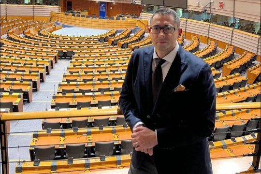 Școli supraaglomerate și copii obligați să alerge dintr-o oră în alta. Un deputat PNL acuză că pauzele au devenit „prima victimă” a sistemului