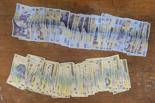 Un bărbat prins cu droguri în Mamaia a încercat să mituiască jandarmii cu aproape 8.000 de lei