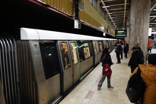 Panicǎ la metrou după un incident grav petrecut în stația Păcii. Circulația trenurilor a fost afectată după ce o persoană a ajuns pe șine