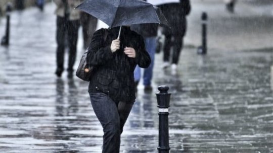 Ploi și vânt puternic în aproape toată țara. Avertizare cod galben pentru 13 județe