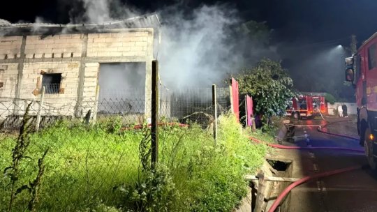 O casă din Galați a fost distrusă după ce ar fi fost lovită de fulger. O persoană a ajuns la spital în urma incendiului