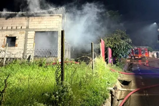 O casă din Galați a fost distrusă după ce ar fi fost lovită de fulger. O persoană a ajuns la spital în urma incendiului