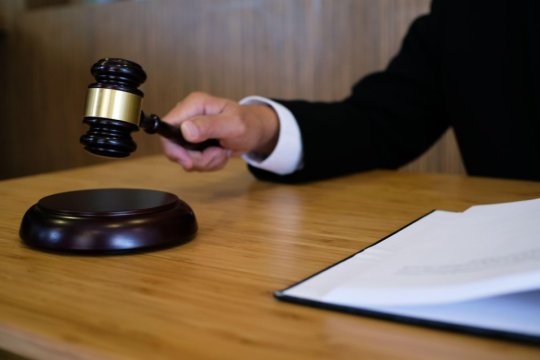 Condamnare definitivă pentru fostul lider sindical care a incendiat 10 mașini și i-a scris șefului său ”Vei fi măcelărit. Ai două fete, pe care vrei să o înmormântezi?”