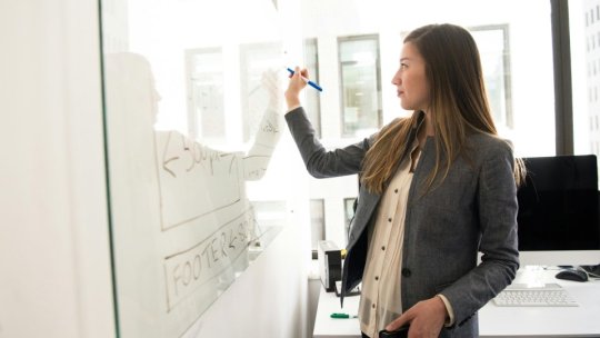 Noua lege a salarizării schimbă veniturile profesorilor. Ce salarii ar putea avea cadrele didactice din 2027