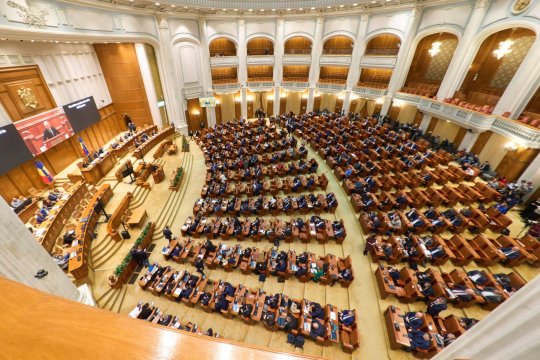 Sondaj INSCOP: Peste două treimi dintre români vor schimbarea completă a clasei politice. Ce spun despre continuarea reformelor economice nepopulare