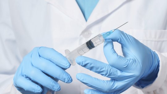 Medic anestezist arestat pentru că își injecta morfină și fentanil în timpul unor intervenții chirurgicale la un spital din Vatra Dornei
