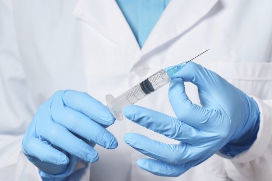 Medic anestezist arestat pentru că își injecta morfină și fentanil în timpul unor intervenții chirurgicale la un spital din Vatra Dornei