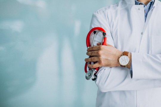 Sistemul medical scapă de tăierile masive de sporuri. Noua grilă salarială aduce creșteri importante pentru medici