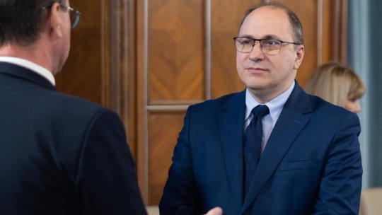 Prima reacție a lui Mihai Dimian după imaginile virale din Parlament. Ministrul explică de ce se uita la telefon în timpul discursului unei eleve