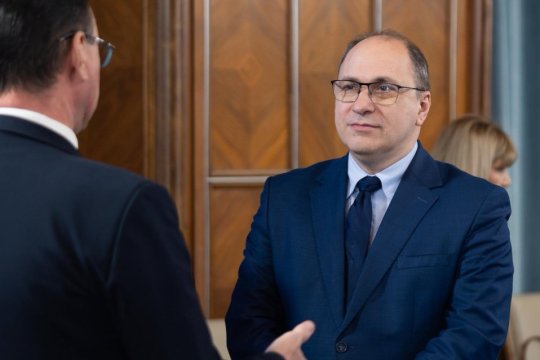 Prima reacție a lui Mihai Dimian după imaginile virale din Parlament. Ministrul explică de ce se uita la telefon în timpul discursului unei eleve