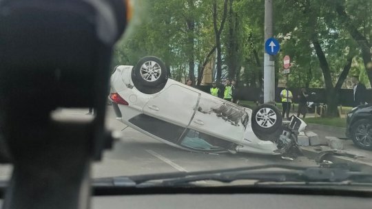 Accident cu trei mașini pe Bd. Geniului din București. Un autoturism s-a răsturnat, iar o femeie a ajuns la spital