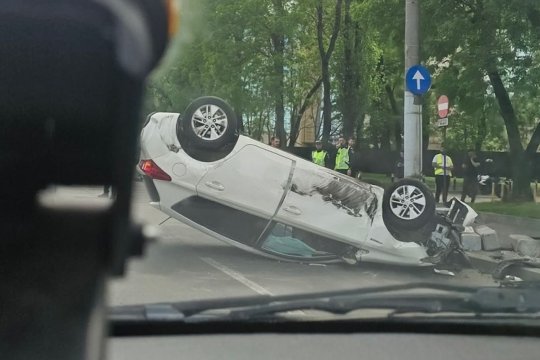 Accident cu trei mașini pe Bd. Geniului din București. Un autoturism s-a răsturnat, iar o femeie a ajuns la spital