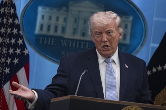 Donald Trump suspendă operațiunea de escortare a navelor prin Strâmtoarea Ormuz, în încercarea unui acord cu Iranul