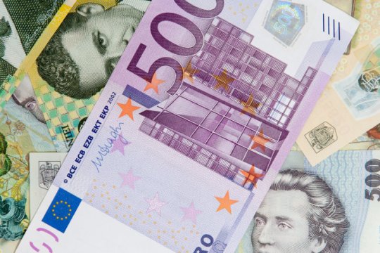 Leul continuă să se deprecieze după căderea Guvernului Bolojan. Euro a depășit pragul de 5,26 lei