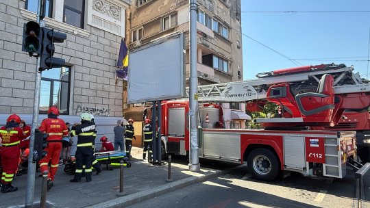 Incendiu puternic într-un bloc de lângă Gara de Nord. O femeie cu arsuri a fost găsită inconștientă în apartament