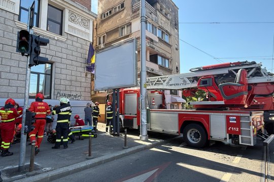 Incendiu puternic într-un bloc de lângă Gara de Nord. O femeie cu arsuri a fost găsită inconștientă în apartament