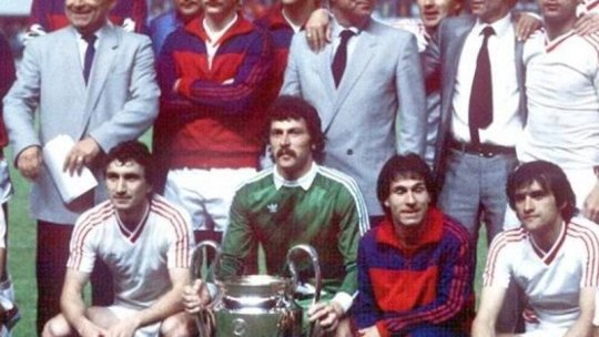 Fațada Palatului Parlamentului, iluminată în roșu și albastru, la 40 de ani de când Steaua a câștigat Cupa Campionilor Europeni