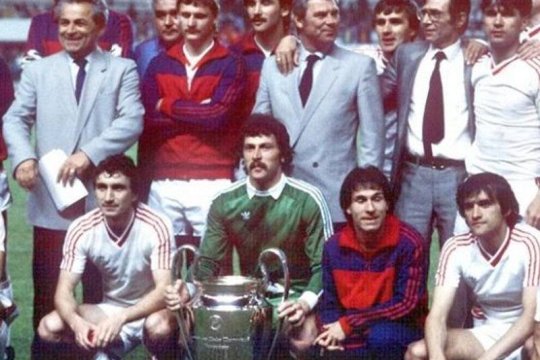 Fațada Palatului Parlamentului, iluminată în roșu și albastru, la 40 de ani de când Steaua a câștigat Cupa Campionilor Europeni